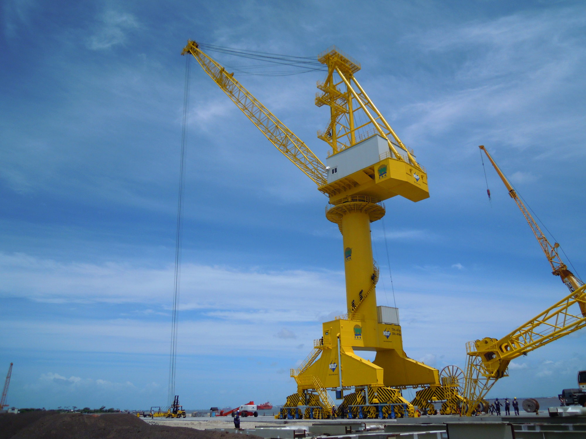 江蘇南京港口門座起重機(jī)廠家設(shè)備運(yùn)轉(zhuǎn)平穩(wěn)