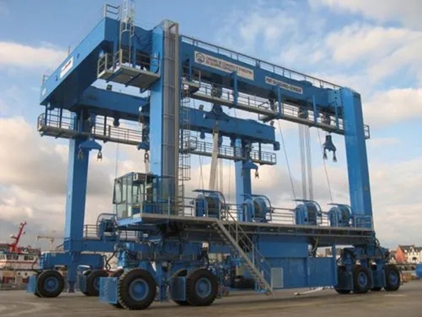 廣東佛山游艇輪胎吊公司設備自重輕，安全可靠