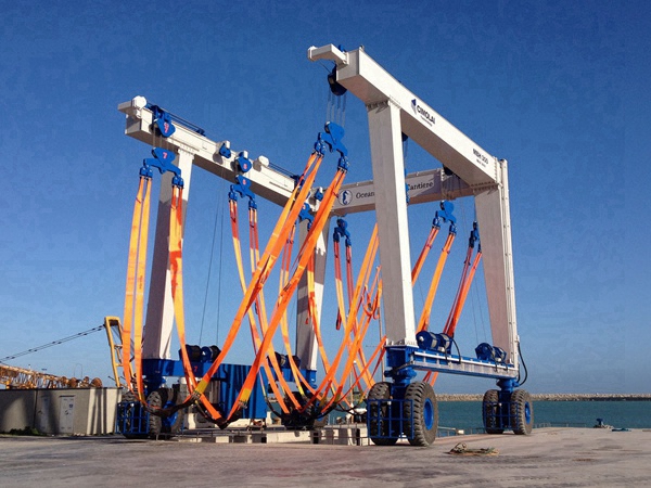 ? 山東青島游艇搬運(yùn)機(jī)廠家游艇搬運(yùn)機(jī)安全性高   