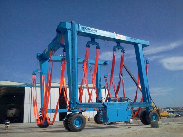 山東煙臺(tái)游艇搬運(yùn)機(jī)廠家游艇搬運(yùn)機(jī)穩(wěn)定性好    